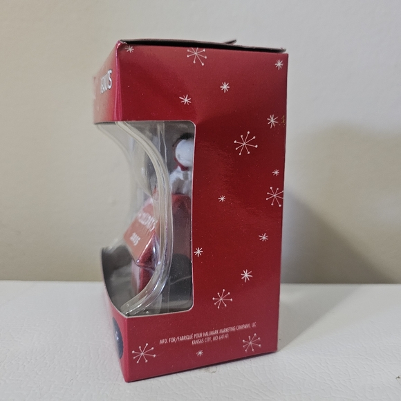 Hallmark Peanuts Snoopy Flying Ace on Doghouse 2015 Christmas Ornament - Picture 2 of 5